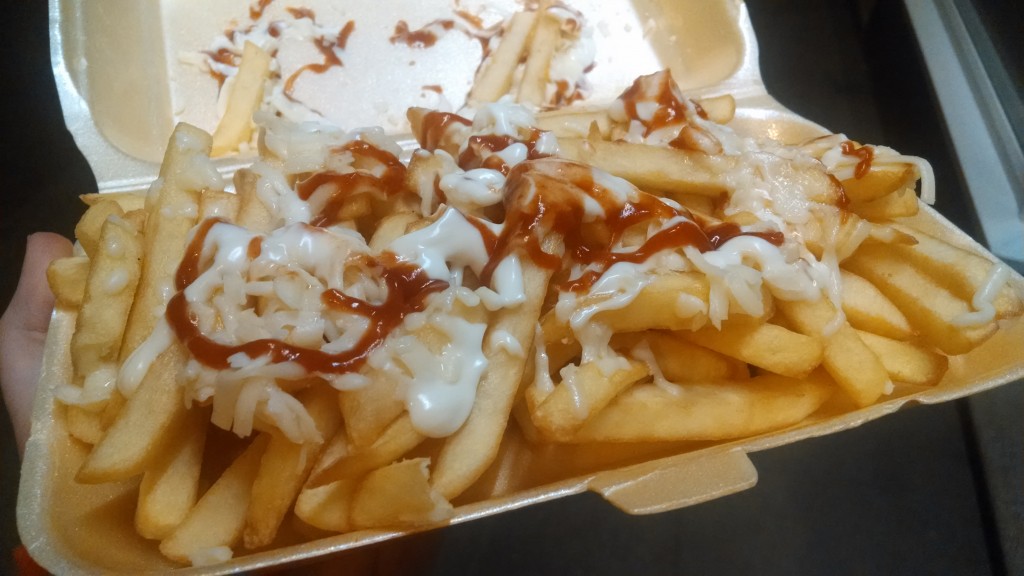 Cheesy chips covered in ketchup and mayonnaise