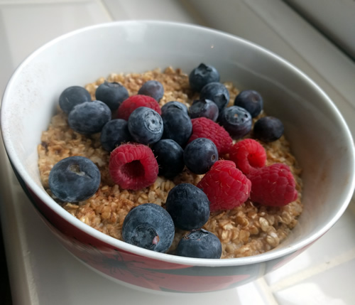 Porridge with blueberries and raspberries