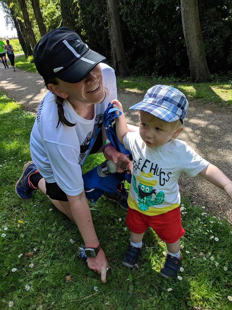 Milton Keynes Marathon - stopping with Oscar at mile 15